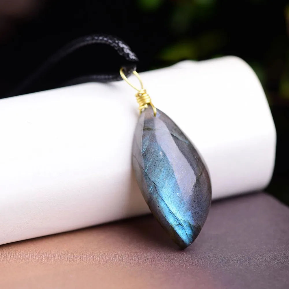 Natural Irregular Crystal Stone Labradorite Pendant Moonstone Sunstone Pendant Divination Spiritual Meditation Jewelry Necklace